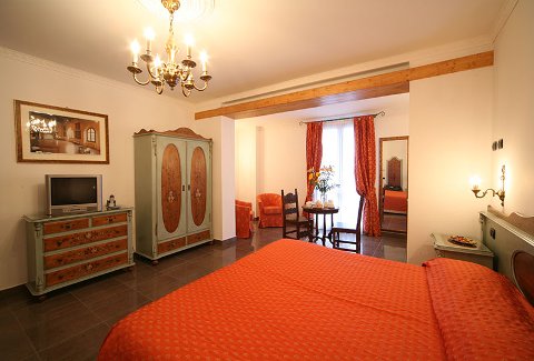 Photo HOTEL  UNGHERIA DAL 1946 a VARESE