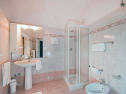 Albergo Nazionale Di Galletti Giulio Snc - foto 9 (Bagno Con Accessori)