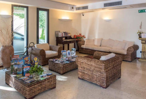 Photo HOTEL ADMIRAL  VILLA ERME a DESENZANO DEL GARDA