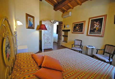 Photo HOTEL TORRE SANGIOVANNI B&B E RISTORANTE a TODI