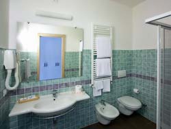 Hotel Porto Azzurro - foto 12 (Camere Design - Bagni)