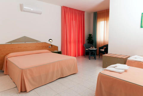 Foto HOTEL LU'  PORTO PINO di SANT'ANNA ARRESI