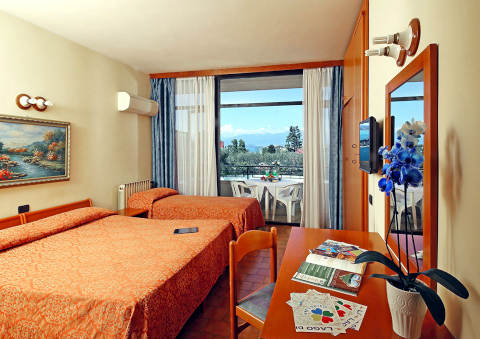 Foto HOTEL RESIDENCE  HOLIDAY di COLOMBARE DI SIRMIONE