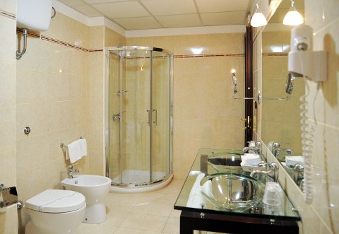 Forum Palace Hotel - foto 12 (Bagno Suite Senior)