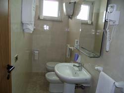 Hotel Il Girasole - foto 15 (Camera Standard - Bagno)