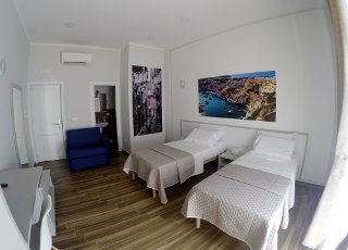 Foto AFFITTACAMERE ROOMS STAZIONE CENTRALE di NAPOLI